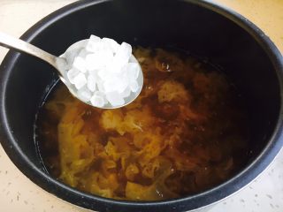 13、冰糖银耳雪梨粥,放入冰糖。