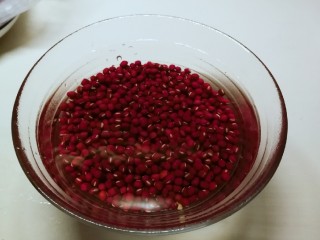 1、豆沙小面饼,红豆清洗干净  用清水泡6个小时  泡好后放压力锅加入适量清水蒸熟