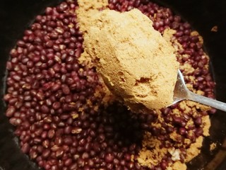 2、豆沙小面饼,蒸熟后放入糖  拌匀即可