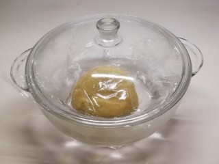 6、豆沙小面饼,加盖保鲜膜  盖上盖子  醒发