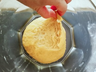 7、豆沙小面饼,掀开面团  看到有很多蜂窝状  表明面已经发酵好了