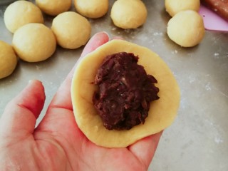 9、豆沙小面饼,每一份揉圆形  檊成圆片  包上适量馅料
