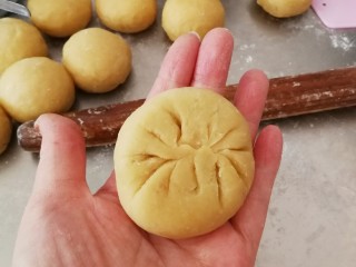 10、豆沙小面饼,包紧  收口捏紧  以防烤时馅料外露