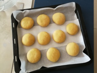 11、豆沙小面饼,放入烤盘  每个之间留有空间  