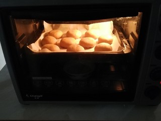 12、豆沙小面饼,入烤箱再次发酵  用烤箱的发酵功能  约15分钟