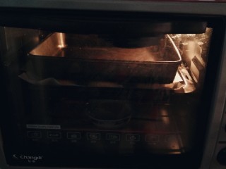 13、豆沙小面饼,二次发酵后  小饼上面覆盖一层油纸  油纸上面再放一个烤盘  压住馅饼  中层  我的烤箱165度  上下火  烤了20分钟