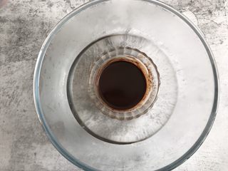 2、巧克力纸杯蛋糕,隔热水融化，保温备用