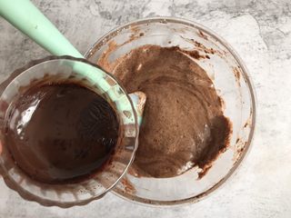 10、巧克力纸杯蛋糕,倒入牛奶黄油巧克力溶液