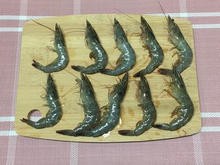 2、香辣虾,去除虾线