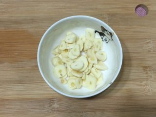 5、香辣虾,蒜切片