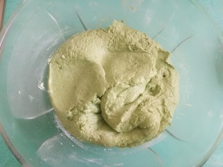 12、豆沙青团,艾叶汁要趁热倒入混合好的粉里，揉成团