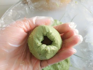 17、豆沙青团,利用虎口慢慢往上包，直至把豆沙馅完全包住