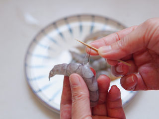 5、潮汕海鲜粥,青虾冲洗一下表层,去壳去头取虾线,再次冲洗干净。