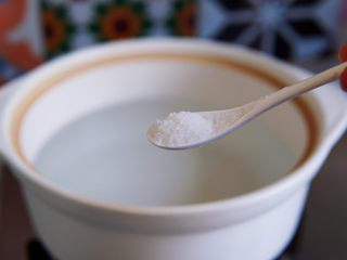 6、潮汕海鲜粥,水开后,加入盐入底味。