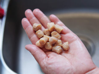 8、潮汕海鲜粥,处理干净的干贝,没有杂质,控干多余水分。