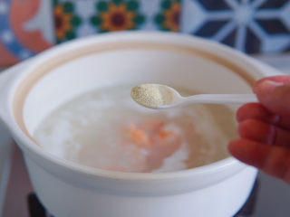 13、潮汕海鲜粥,加入白胡椒粉,提鲜去腥,增香。