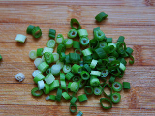 14、潮汕海鲜粥,香葱切成小圈。