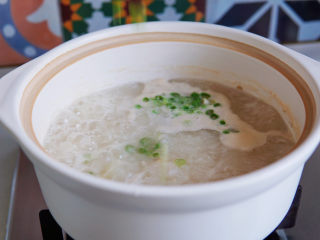 15、潮汕海鲜粥,香葱加入锅中,不停的搅拌,以免糊锅。