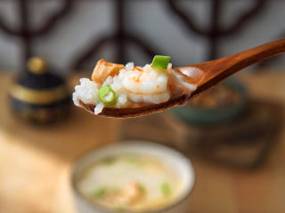 17、潮汕海鲜粥,虾在粥煮到二十至二十五分钟的时候,入锅,可以让虾肉紧实有弹性,虾????的选美汤汁也能融入到粥里,使这道海鲜粥鲜美异常。