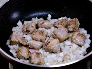 6、喷香的香菇排骨焖饭,接着放洋葱丁，中小火煸炒出香味，多炒一会儿，炒至洋葱基本失去水分，洋葱的香气自然融入到油里。