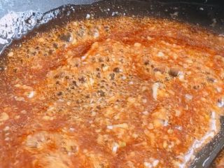 9、鱼香茄子,另起锅，倒入调好的鱼香汁，熬至汤汁浓稠即可