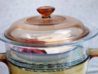 2、芋泥波波奶茶,首先制作芋泥:将芋头和紫薯去皮切成薄片,放入蒸锅蒸熟