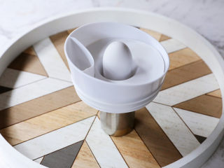 8、芋泥波波奶茶,这时候来制作奶茶部分,将红茶包放入茶网中,再将杯盖装好