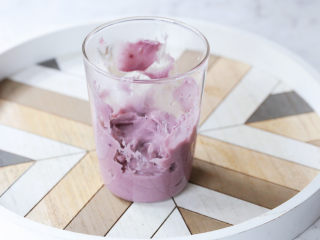 12、芋泥波波奶茶,将芋泥铺上杯底,杯的四周也涂抹上不规则的芋泥