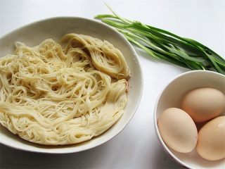 1、面条鸡蛋饼,剩面条、鸡蛋、葱准备好