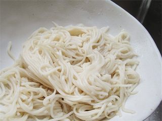 3、面条鸡蛋饼,面条用凉水冲一下