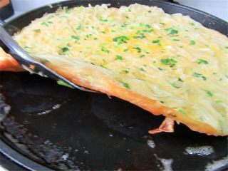 9、面条鸡蛋饼,摊煎至表面蛋液凝固时候,盖上电饼铛翻盖再继续煎一会儿,煎至饼底金黄、脆脆的即可出锅