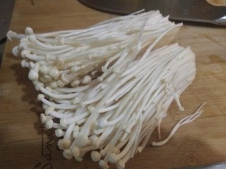 1、番茄金针菇肥牛卷,金针菇切根洗干净备用