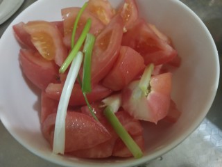 2、番茄金针菇肥牛卷,番茄切块，葱切段