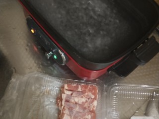 3、番茄金针菇肥牛卷,煮一锅开水把肥牛焯水，这样汤不会太腻