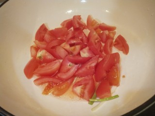 4、番茄金针菇肥牛卷,番茄和葱段放入锅内炒出汤汁