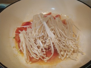 5、番茄金针菇肥牛卷,倒入金针菇翻炒一下，可以去除金针菇的生味儿