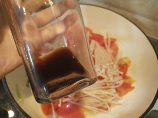 6、番茄金针菇肥牛卷,加2勺生抽调味