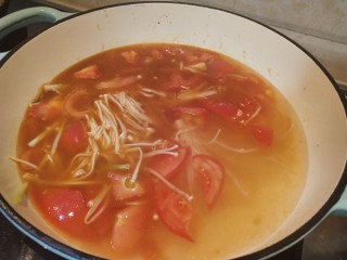 9、番茄金针菇肥牛卷,加入清水