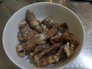 11、番茄金针菇肥牛卷,焯好水的肥牛捞出