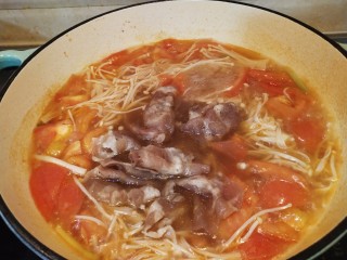 12、番茄金针菇肥牛卷,放入煮开的汤内