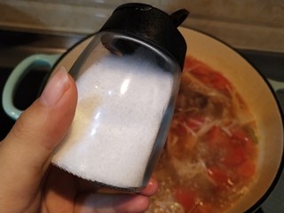 13、番茄金针菇肥牛卷,加点盐调味