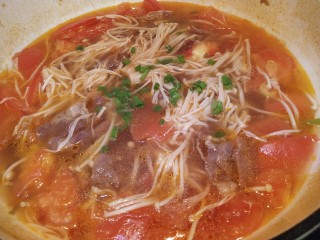 14、番茄金针菇肥牛卷,撒一点葱花装饰