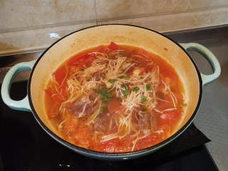 15、番茄金针菇肥牛卷,酸汤番茄金针菇肥牛完成哦~