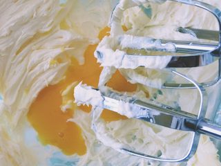 5、抹茶曲奇,分3次加入蛋液，每次加入都用电动打蛋器打至均匀，蛋液完全吸收后再加下一次。