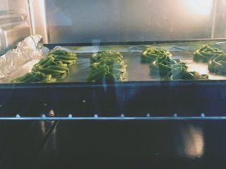 12、抹茶曲奇,烤箱预热170度，中层大约烤15min，注意观察上色，最后几分钟可以迅速加盖锡纸防止上色过深。