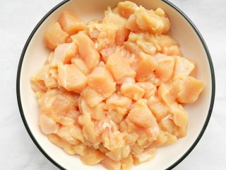 2、狂甩肯德基几条街的劲爆鸡米花,鸡胸肉洗净，沥干水分，切成2cm-3cm宽的小块。