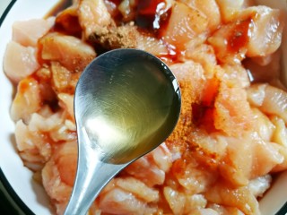 7、狂甩肯德基几条街的劲爆鸡米花,1勺香油。