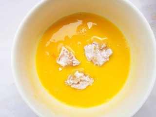 14、狂甩肯德基几条街的劲爆鸡米花,裹一层蛋液。