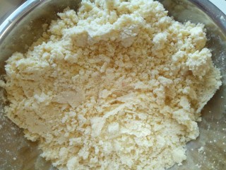 6、绿豆糕,用勺子碾压就碎，成粉状，(怕麻烦的可以使用料理机。)