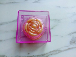 11、绿豆糕,取45个绿豆泥，揉成团，放入磨具。轻轻的按压。